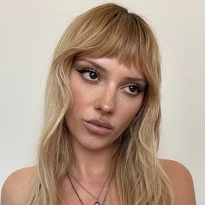 Danielle Marcan é adepta da estética 'Tired Girl MakeUp'
