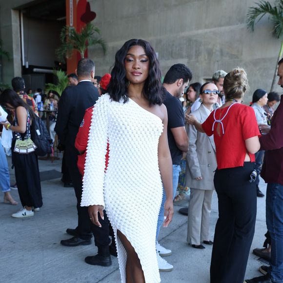 Erika Januza ainda pontua que o Carnaval é um palco de representativa negra: ‘Quem faz essa festa é o povo preto. É uma festa onde os reis e rainhas podem ser negros’