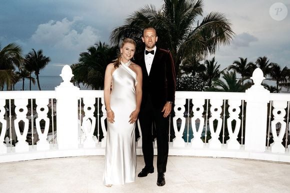 Herói da classificação da Inglaterra na Copa do Mundo 2026, Harry Kane é casado com Katie Goodland, sua namorada desde a adolescência e mãe de seus quatro filhos