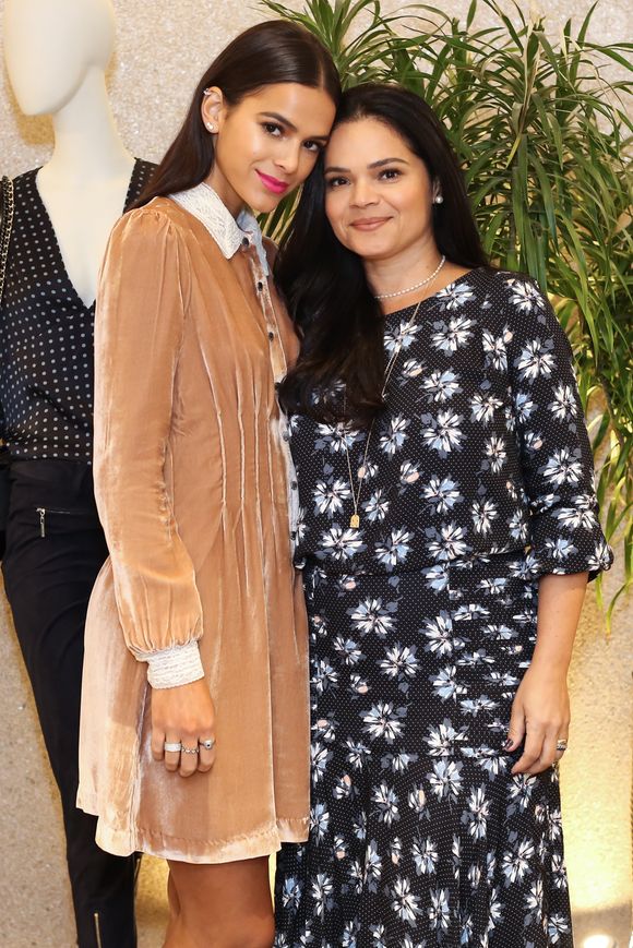 Mãe de Bruna Marquezine, Neide Maia, relembrou como lidava com a fama repentina e precoce da filha, quando, com apenas 8 anos, virou fenômeno nacional