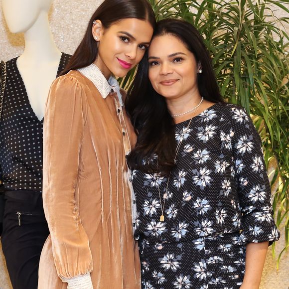 Mãe de Bruna Marquezine, Neide Maia, relembrou como lidava com a fama repentina e precoce da filha, quando, com apenas 8 anos, virou fenômeno nacional
