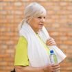 Nani Duran de Ascanio, professora de Pilates: 'Esta rotina de Pilates na cadeira e com uma toalha é perfeita para pessoas com mais de 60 anos'