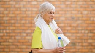 Nani Duran de Ascanio, professora de Pilates: 'Esta rotina de Pilates na cadeira e com uma toalha é perfeita para pessoas com mais de 60 anos'