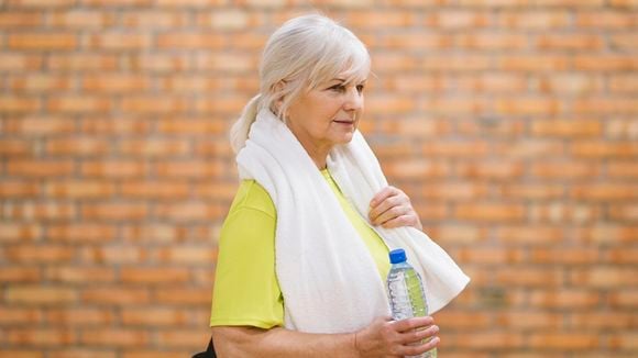 Nani Duran de Ascanio, professora de Pilates: 'Esta rotina de Pilates na cadeira e com uma toalha é perfeita para pessoas com mais de 60 anos'