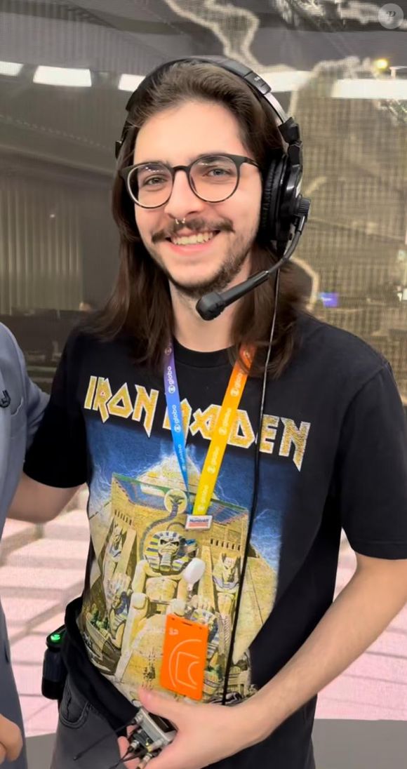 O funcionário Gabriel, de 24 anos, é o novo contratado da equipe de César Tralli, na Globo. Ele disse que estava muito feliz em trabalhar no local, quando questionado pelo jornalista.