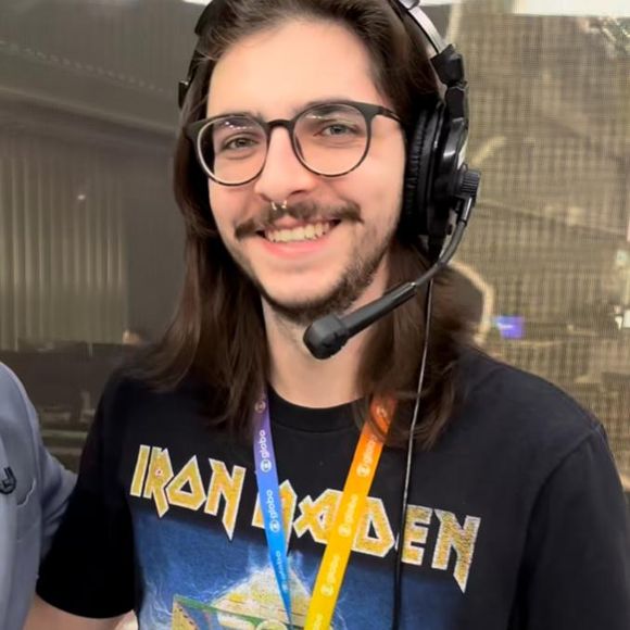 O funcionário Gabriel, de 24 anos, é o novo contratado da equipe de César Tralli, na Globo. Ele disse que estava muito feliz em trabalhar no local, quando questionado pelo jornalista.