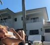 Casa de Pedro Scooby e Cintia Dicker passou por reforma após surfista comprar o imóvel: 'A fachada estava num tom de amarelo mais antigo, então pedimos para pintar. Também alteramos o piso. Coloquei cimento queimado em tudo, substituindo uma espécie de granito que estava. A casa ficou numa vibe bem México', disse ela