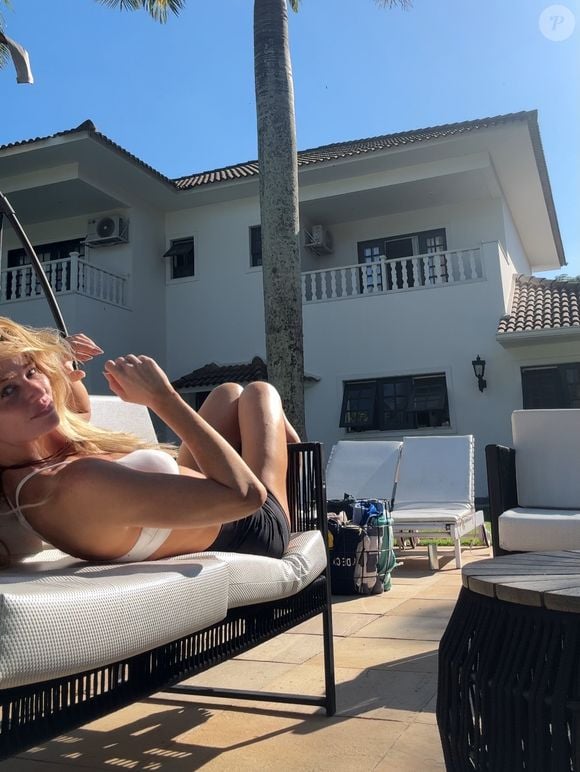 Casa de Pedro Scooby e Cintia Dicker passou por reforma após surfista comprar o imóvel: 'A fachada estava num tom de amarelo mais antigo, então pedimos para pintar. Também alteramos o piso. Coloquei cimento queimado em tudo, substituindo uma espécie de granito que estava. A casa ficou numa vibe bem México', disse ela