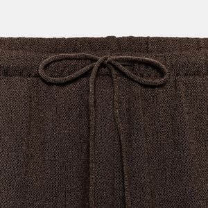 Marrom, bege-claro, bege-areia e marrom com listras estão entre as opções de cores da calça rústica com aberturas laterais da Zara. A peça custa R$ 179 e reúne cintura alta, cós elástico e modelagem ampla, características que permitem criar diferentes produções para os dias de primavera