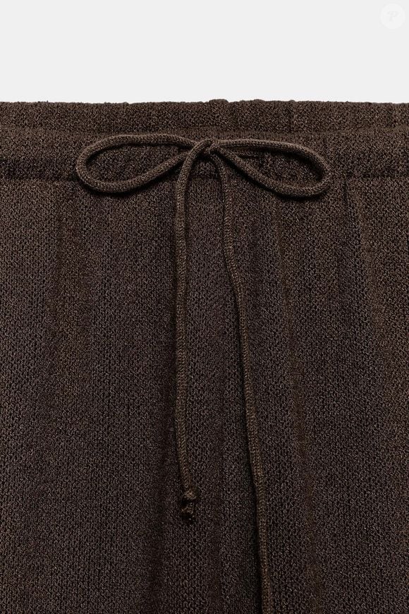 Marrom, bege-claro, bege-areia e marrom com listras estão entre as opções de cores da calça rústica com aberturas laterais da Zara. A peça custa R$ 179 e reúne cintura alta, cós elástico e modelagem ampla, características que permitem criar diferentes produções para os dias de primavera