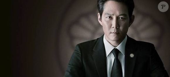 Em 'Chefe de Gabinete', Lee Jung-jae vive Jang Tae-joon, um ex-policial que trabalha na Assembleia Nacional como assessor-chefe do deputado Song Hui-seop