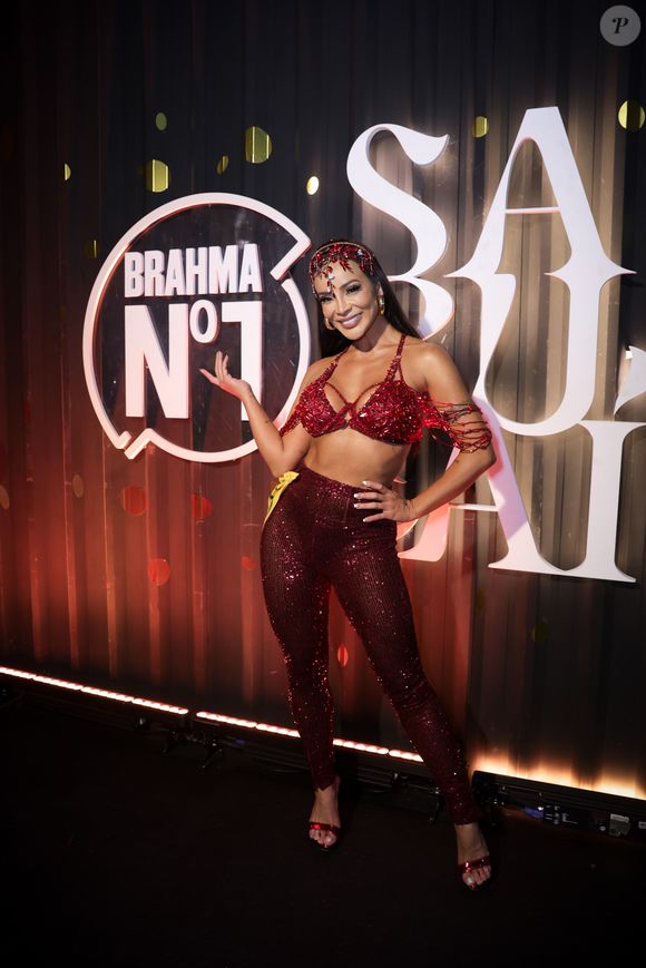 Carol Nakamura deu um show de beleza com um look todo brilhante, desde o sutiã até a calça