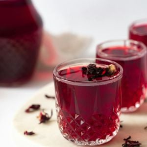 Além da menstruação, o hibisco também ajuda a emagrecer e tem benefícios comprovados para a saúde