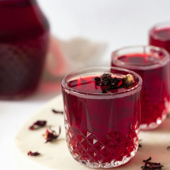 Além da menstruação, o hibisco também ajuda a emagrecer e tem benefícios comprovados para a saúde