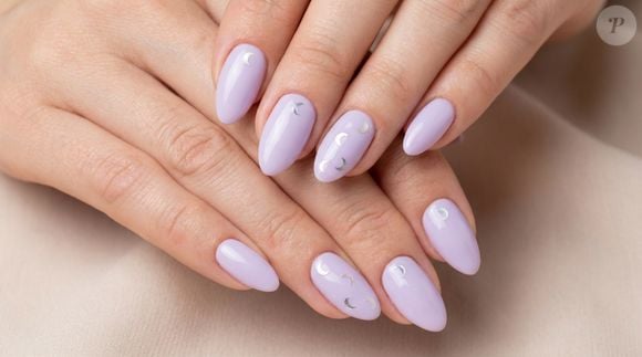 O roxo pastel mostra que uma manicure delicada também pode ganhar um toque divertido. A base suave recebe pequenas luas, criando um contraste criativo que mantém a sofisticação e a aparência natural