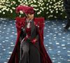 No Met Gala 2025, o visual Teyana Taylor em tons profundos teria combinação perfeita com o Air Jordan Mule Burgundy Crush, cujo bordô elegante dialogaria naturalmente com a produção