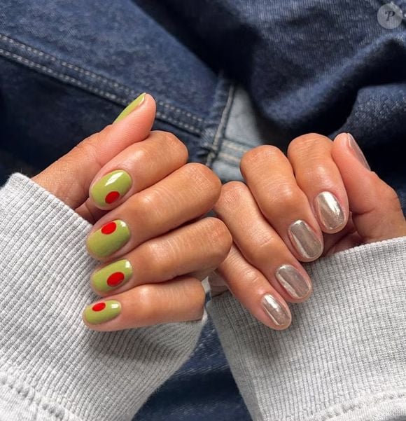 Para quem vai celebrar em uma festa sofisticada ou quer levar essa atmosfera elegante para dentro de casa, as unhas inspiradas no tom verde-oliva do famoso drink ganham espaço