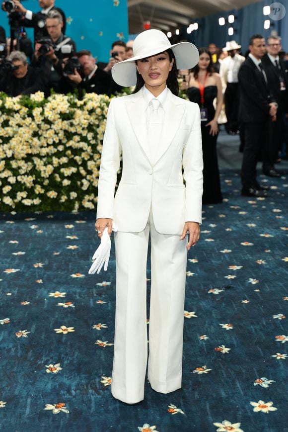 Anna Sawai marcou presença no MET Gala 2025.