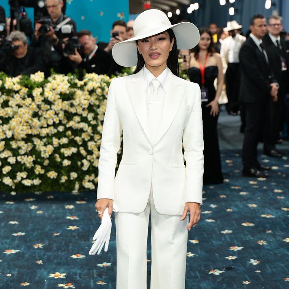 Anna Sawai marcou presença no MET Gala 2025.