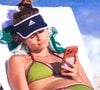 Isadora Cruz aposta em biquíni verde e exibe estilo elegante durante tarde de sol na praia