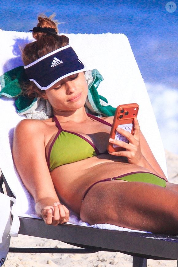 Isadora Cruz aposta em biquíni verde e exibe estilo elegante durante tarde de sol na praia