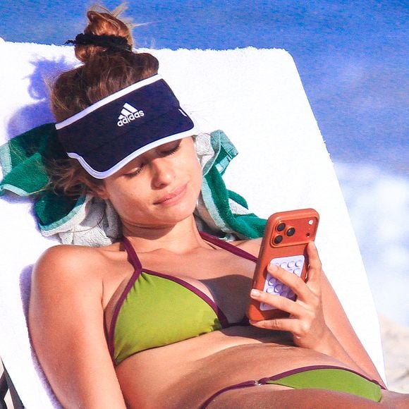 Isadora Cruz aposta em biquíni verde e exibe estilo elegante durante tarde de sol na praia