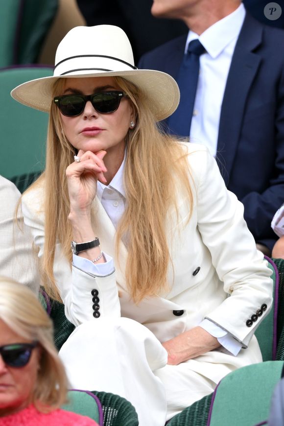 O TMZ revelou que o casal já vivia separado desde junho de 2025; pouco depois, a revista People confirmou a notícia