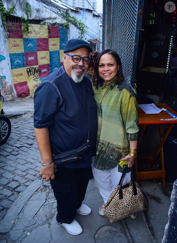 Jorge Aragão comandou a roda de samba na festa de aniversário de Humberto Carrão