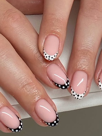 Agora, a francesinha que está na moda é a versão com bolinhas: o acabamento é muito elegante e chamativo