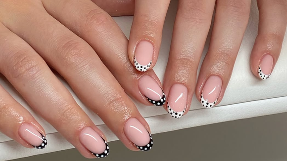 Agora, a francesinha que está na moda é a versão com bolinhas: o acabamento é muito elegante e chamativo