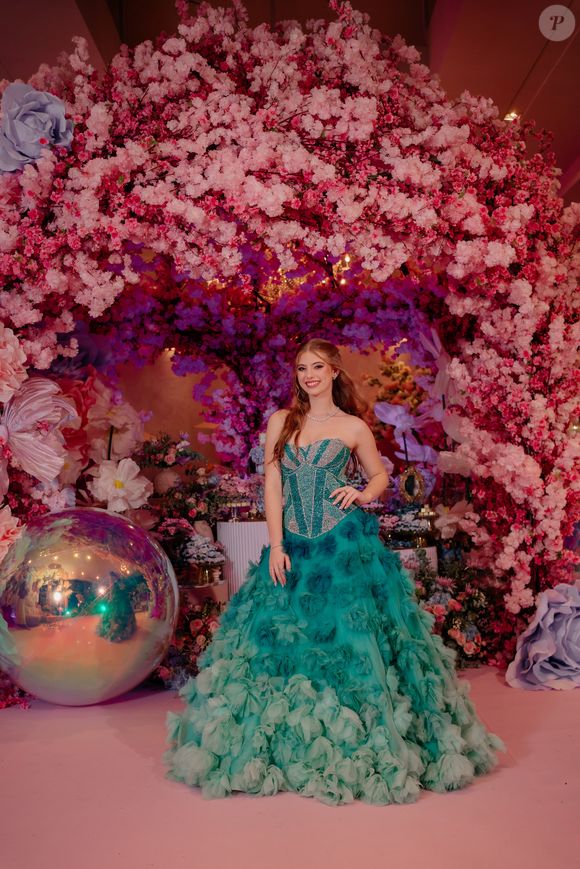 O segundo vestido usado pela eterna Dulce Maria, de 'Carinha de Anjo', do SBT, para o momento da valsa é aquele com efeito 'uau'