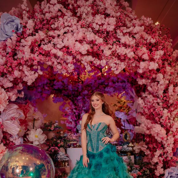 O segundo vestido usado pela eterna Dulce Maria, de 'Carinha de Anjo', do SBT, para o momento da valsa é aquele com efeito 'uau'