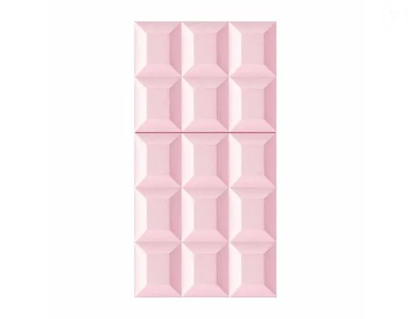 O Sweet Tooth Sabrina Carpenter Eau de Parfum, primeira fragrância da artista, traz uma combinação de chocolate, cacau, avelã, baunilha doce e caramelo, equilibrados com notas florais, criando um perfume que traduz sua personalidade vibrante