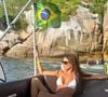 No último domingo (30), Deborah Secco compartilhou uma sequência de fotos em uma lancha em alto-mar