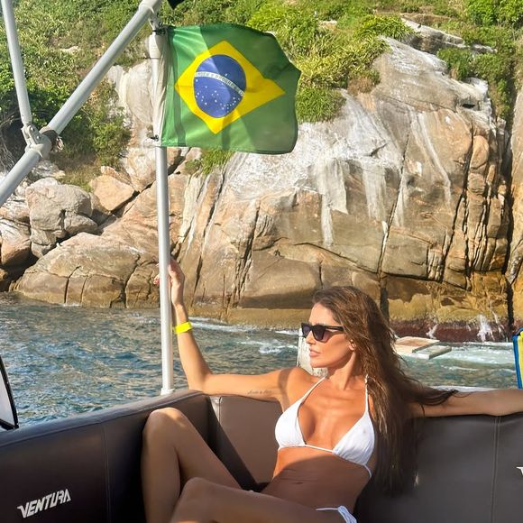 No último domingo (30), Deborah Secco compartilhou uma sequência de fotos em uma lancha em alto-mar