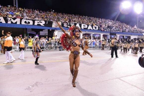 Atraso de cerca de 30 minutos fez Sabrina Sato entrar às pressas no Sambódromo do Anhembi e abrir mão de parte do figurino em 2017