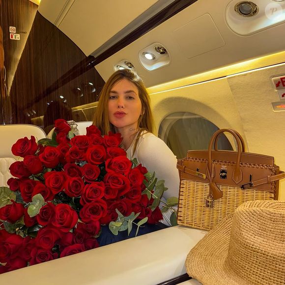 Virgínia Fonseca recebeu flores após deixar a Espanha e muita gente suspeita que tenha sido presente de Vini Jr.