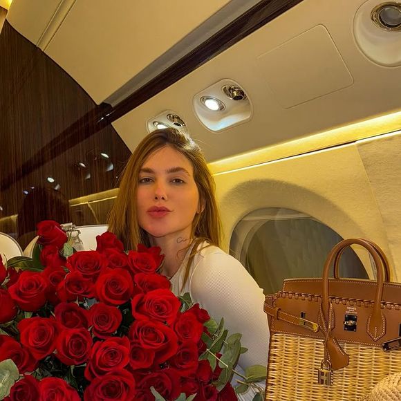 Virgínia Fonseca recebeu flores após deixar a Espanha e muita gente suspeita que tenha sido presente de Vini Jr.