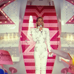 Xuxa Meneghel com sua produção toda branca em look com estrelas durante o 'Xou da Xuxa'.
