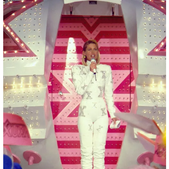Xuxa Meneghel com sua produção toda branca em look com estrelas durante o 'Xou da Xuxa'.