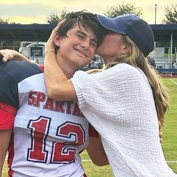 Benjamin, o filho mais velho da modelo, nasceu em 8 de dezembro de 2009, em Boston, por parto domiciliar, decisão que Gisele defendeu mesmo diante da resistência inicial do ex-marido.