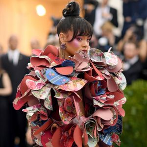 O dress code do Met Gala 2026 será 'Moda é Arte' ('Fashion Is Art'), proposta que deve inspirar looks conceituais, artísticos e altamente elaborados no red carpet, segundo a Vogue; figurinha carimbada do evento, Rihanna acumula ao menos 10 participações no Met Gala ao longo dos anos e protagonizou um de seus momentos mais icônicos em 2017, quando surgiu com um look marcante da Comme des Garçons