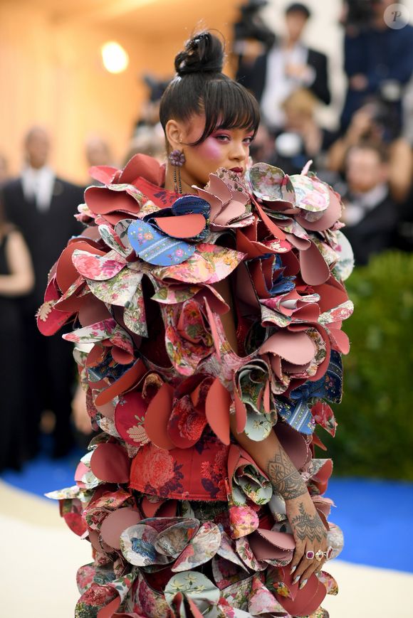 O dress code do Met Gala 2026 será 'Moda é Arte' ('Fashion Is Art'), proposta que deve inspirar looks conceituais, artísticos e altamente elaborados no red carpet, segundo a Vogue; figurinha carimbada do evento, Rihanna acumula ao menos 10 participações no Met Gala ao longo dos anos e protagonizou um de seus momentos mais icônicos em 2017, quando surgiu com um look marcante da Comme des Garçons