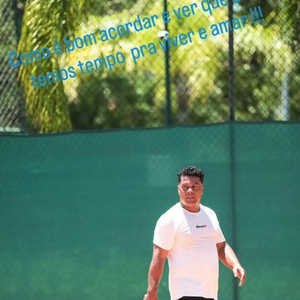 Além da musculação, Roberto Assis também adotou novos esportes, como o tênis e a corrida, além do futebol, que acompanhou sua carreira desde novo