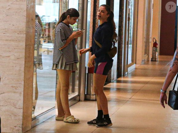 Sofia, filha de Cauã Reymond e Grazi Massafera, sempre chama atenção pela altura nos flagras com a mãe