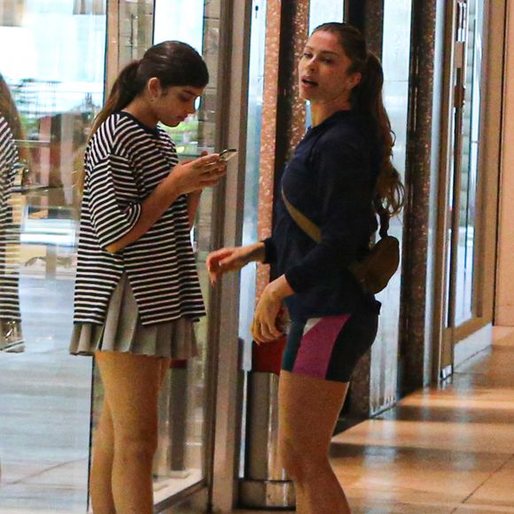 Sofia, filha de Cauã Reymond e Grazi Massafera, sempre chama atenção pela altura nos flagras com a mãe