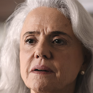 Cabelos brancos costumam parecer mais secos porque a perda de pigmentação pode provocar mudanças na estrutura dos fios e na distribuição dos óleos naturais. Com isso, a fibra capilar tem mais dificuldade para reter a hidratação, tornando-se mais áspera, rígida e propensa ao frizz