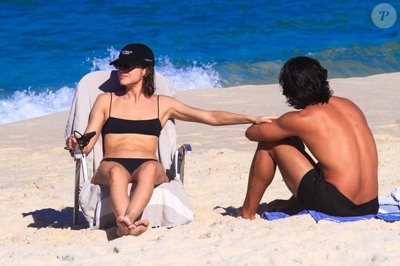 Agatha Moreira e Rodrigo Simas foram fotografados trocando beijos e carinhos durante um dia de praia na Barra da Tijuca, no Rio de Janeiro