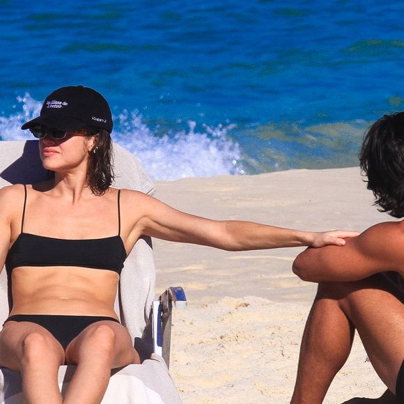Agatha Moreira e Rodrigo Simas foram fotografados trocando beijos e carinhos durante um dia de praia na Barra da Tijuca, no Rio de Janeiro