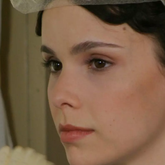 Debora Falabella protagonizou a novela 'Sinhá Moça': a  Globo revisitou essa história, reafirmando a força do texto de Benedito ao apresentar o clássico para uma nova geração.